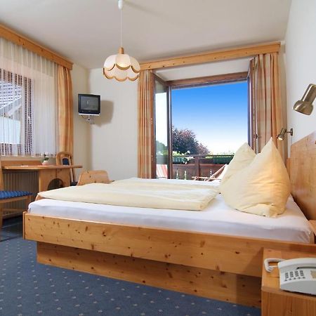 Hubertushof Hotel Latschach ober dem Faakersee Kamer foto